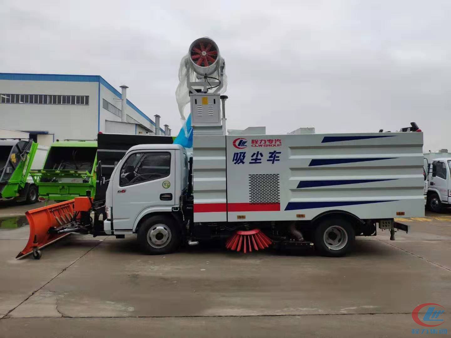 小多利卡D6吸塵車(chē)加掃刷，加除雪車(chē)，加霧炮