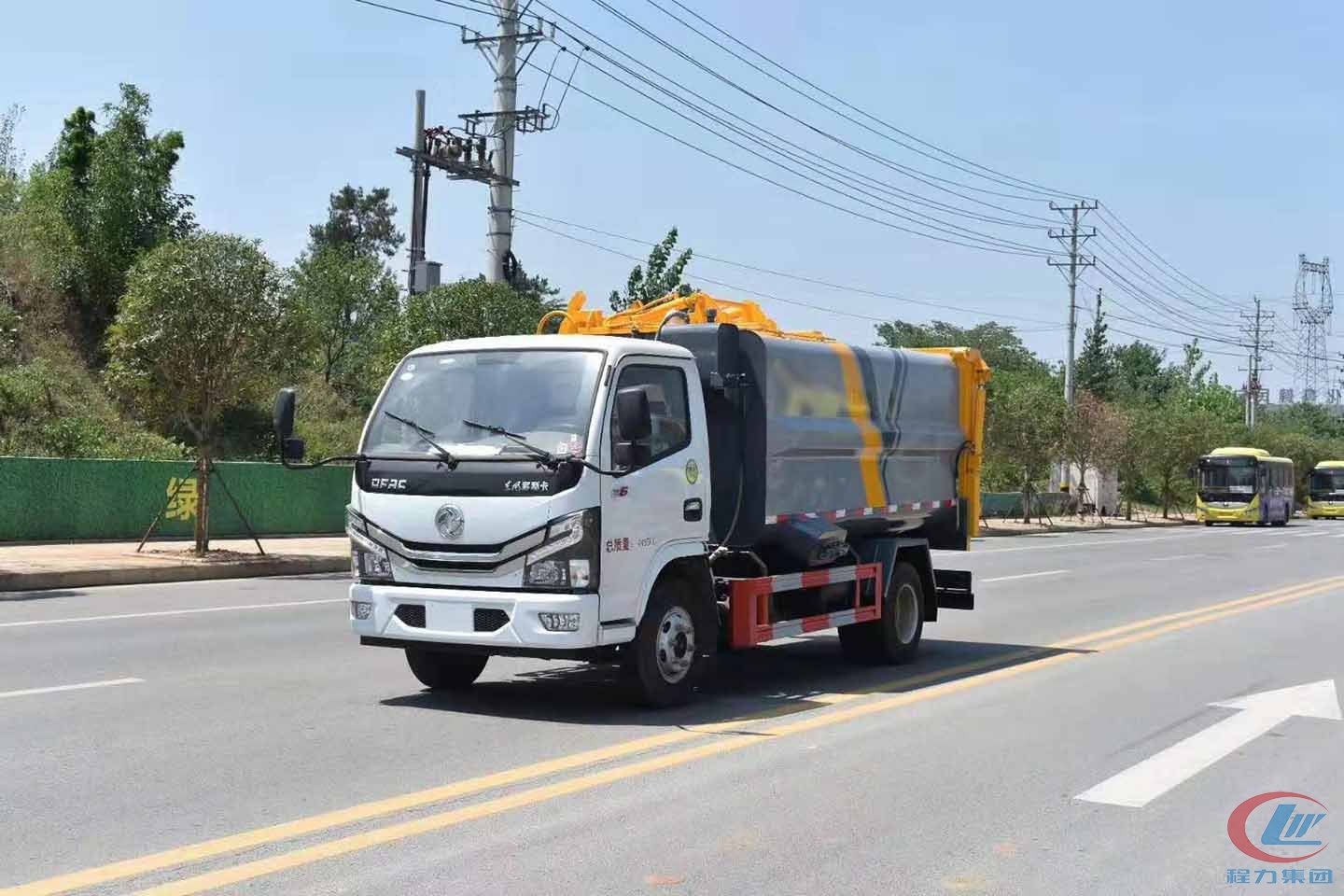 國六小多利卡側裝壓縮垃圾車